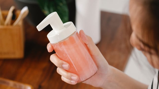 Fixed-soap fluasig soap-germ-p-sarah-chai-23128-1280x720 Liquid soap: Not more hygienic than solid soap pieces.