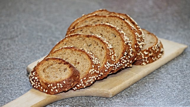 koernerbrot-als-grundlage-fuers-vegane-abendessen-cc0-pixabay-manfredrichter-200107_download Körnerbrot als Grundlage fürs vegane Abendessen.