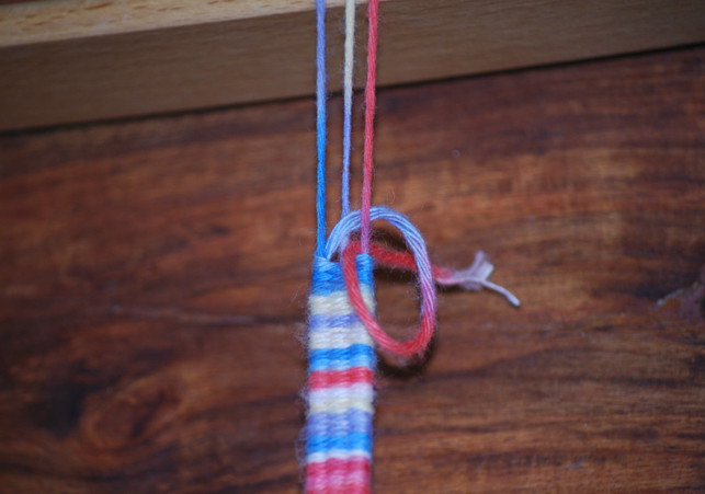 an-beiden-enden-des-armbandes-machst-du-eine-schla-melanie-von-daake-utopia-180524_download An beiden Enden des Armbandes machst du eine Schlaufe, um die Fäden zu fixieren.