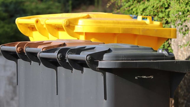 garbage-cans-7290247_1920x1080 Die Verpackung von Feuchttüchern gehört, sofern sie als „recyclingfähig“ ausgewiesen ist, in die gelbe Tonne.