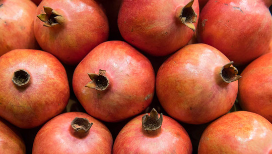 Farbe ist egal: Wie du reife Granatäpfel erkennst Farbe ist egal: Wie du reife Granatäpfel erkennst