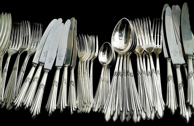 sind-besteck-oder-schmuck-aus-silber-laengere-zeit-cc0-pixabay-cocoparisienne-180219_download Silberbesteck lässt sich gut mit Hausmitteln reinigen.
