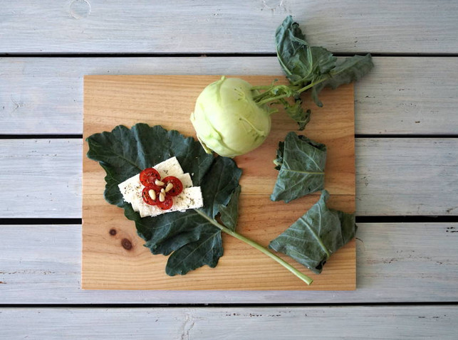 feta-in-kohlrabiblttern-statt-in-alufolie-auf-den-grill-utopia-smj-170705 Beim Grillen ohne Alufolie kannst du Feta in Kohlrabiblättern einwickeln.