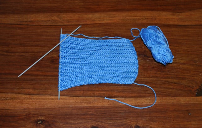 du-kannst-deinen-pulswaermer-auf-melanie-von-daake-utopia-190413_download Stricke etwa 38 Reihen für die Basis deines Pulswärmers.