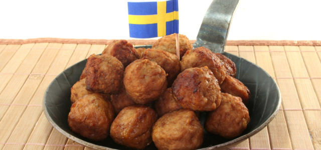 Schweden prüft Fleischsteuer: Köttbullar in einer Pfanne mit schwedischer Fahne