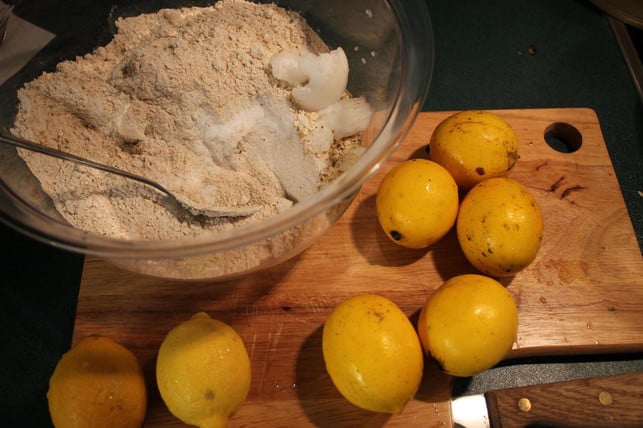 die-zutaten-fuer-den-veganen-zitronenkuchen-sind-ei-pascal-thiele-utopia-181112_download Die Zutaten für den veganen Zitronenkuchen sind einfach - mit guten Bio-Zitronen als geschmacksgebende Basis.