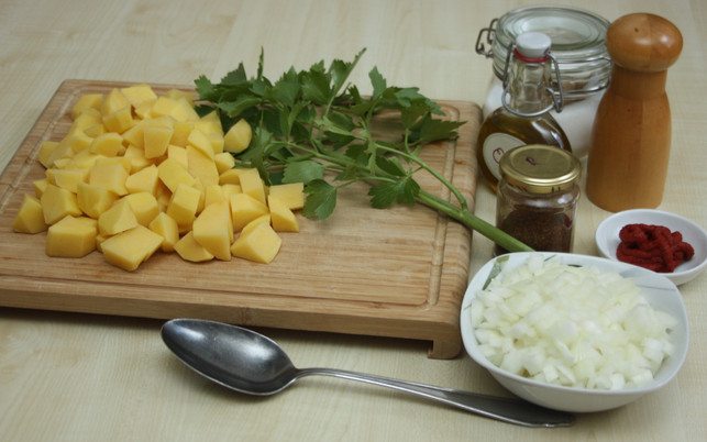 veganes-kartoffelgulasch-kommt-mit-wenigen-zutaten-maria-hohenthalutopia-200420_download Veganes Kartoffelgulasch kommt mit wenigen Zutaten aus.