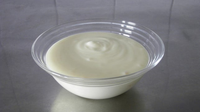 verwende-ungesuessten-naturjoghurt-oder-eine-pflanzl-cc0-pixabay-profet77-230307_download Verwende ungesüßten Naturjoghurt oder eine pflanzliche Alternative, um die Leinsamen mit Joghurt anzurühren.