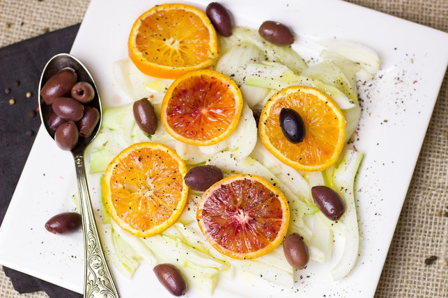 orangen-fenchel-salat-mit-oliven-cc0-pixabay-einladung_zum_essen-190727_download Orangen-Fenchel-Salat mit Oliven.