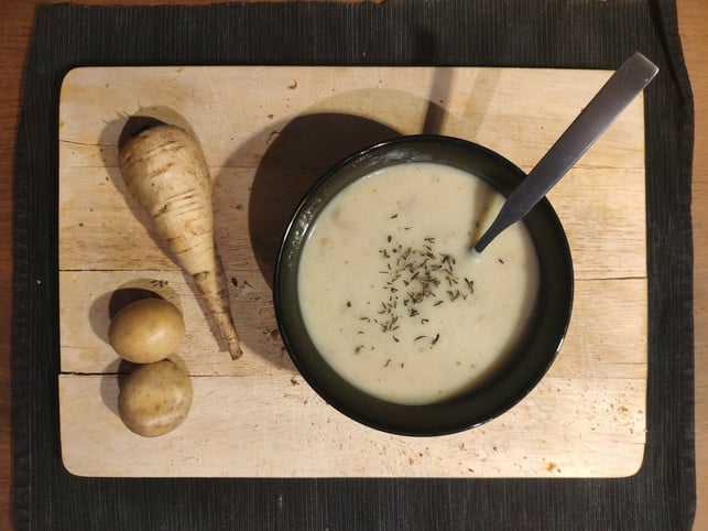 pastinakensuppe-ist-einfach-mit-regionalen-zutaten-denise-schmucker-utopia-220128_download Pastinakensuppe ist einfach mit regionalen Zutaten zuzubereiten.