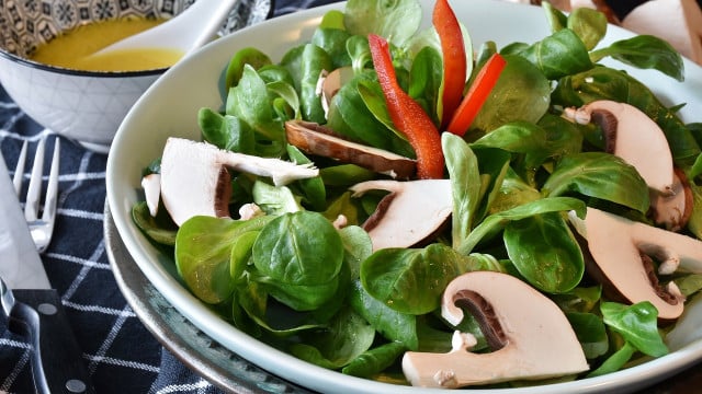 Dressing für Feldsalat: Diese Salatsoßen passen am besten - Utopia.de Dressing für Feldsalat: Diese Salatsoßen passen am besten - Utopia.de