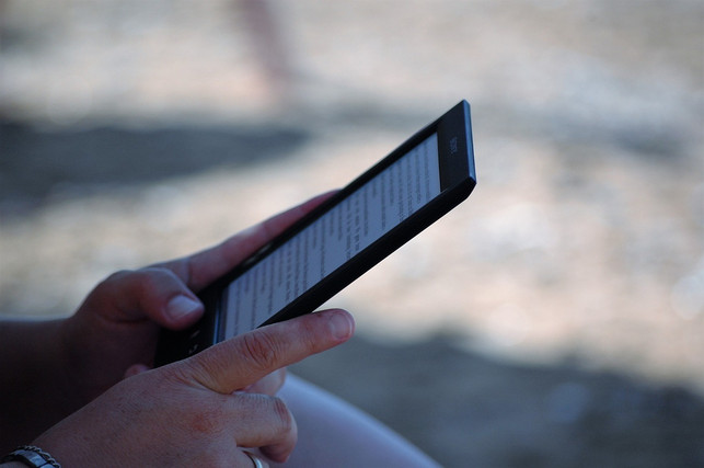 lesen-auf-dem-smartphone-tablet-oder-ebook-reader-cc0-pixabay-haderer17-180323_download Lesen auf dem Smartphone, Tablet oder eBook-Reader- das kann eine Menge Papier sparen.