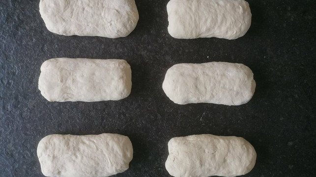 broetchen-fuer-die-veganen-hot-dogs-mia-stremme-utopia-210723 Brötchen für die veganen Hot Dogs.