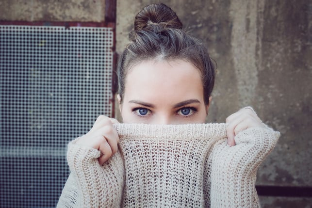 Capsule Wardrobe: 10 Essentials für den minimalistischen Kleiderschrank capsule wardrobe pullover