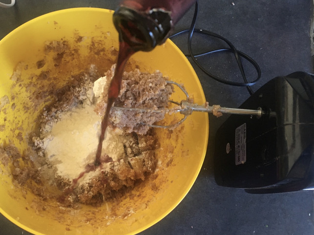 fuege-den-rotwein-abwechselnd-mit-mehl-hinzu-laura-mueller-200426_download Füge den Rotwein abwechselnd mit Mehl hinzu.