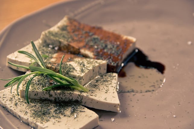 mediterran-gewuerzter-tofu-mit-gemuese-ist-eine-leic-cc0-pixabay-ha11ok-250105_download Mediterran gewürzter Tofu mit Gemüse ist eine leichte und leckere Hauptmahlzeit.
