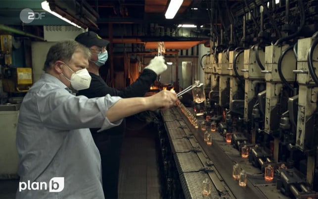 Heinz-s-ZDF-plan-b-20211124-1280x800 Bei der Glasherstellung der Firma Heinz-Glas von Karl August Heinz entsteht genug überschüssige Hitze, um das Tropenhaus „Klein Eden“ zu beheizen.