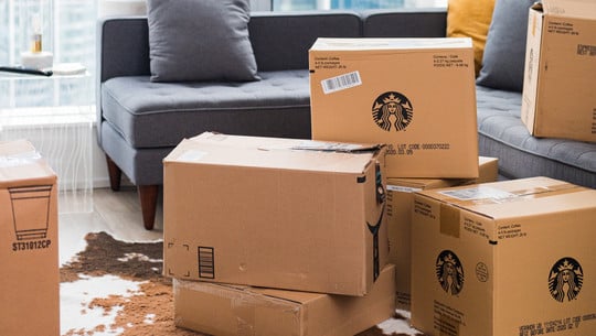 karton-klebeband-entfernen-pexels-mister-mister-221221-1920x1209 Versandkartons: Muss ich das Klebeband entfernen?