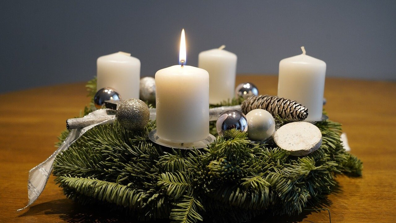 So bleibt der Adventskranz bis Weihnachten frisch: 5 Tipps