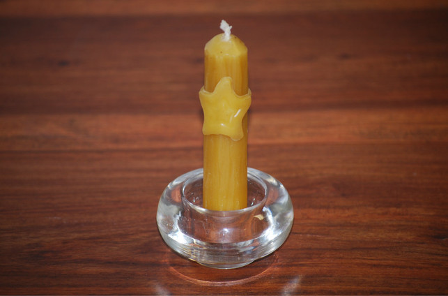 du-kannst-eine-kerze-gaz-einfach-mit-wachsplaettche-melanie-von-daake-utopia-180615_download Du kannst eine Kerze ganz einfach mit Wachsplättchen verzieren.