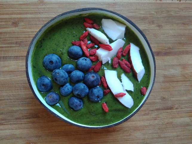 smoothie-bowl-mit-spinat-copyright-inke-klabunde-utopia-180807_download Eine Smoothie Bowl mit Spinat ist ein gesundes Frühstück.