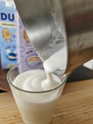 20250604_115709 DUG Barista: Die Kartoffelmilch schäumt cremig auf.