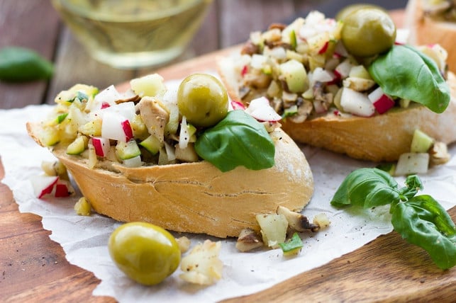 bruschetta-mit-feta-und-oliven-griechisch-angehau-cc0-pixabay-einladung_zum_essen-210613_download Bruschetta mit Feta und Oliven: Griechisch angehauchte Bruschetta-Variante vom Grill