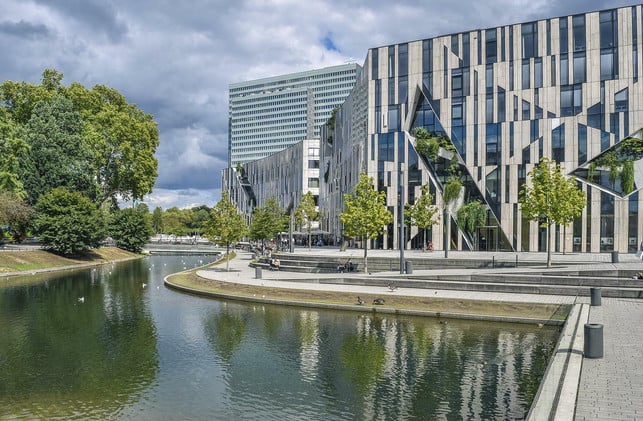 mithilfe-von-wasserbecken-und-begruenung-koennen-sch-cc0-pixabay-652234-220825_download Mithilfe von Wasserbecken und Begrünung können Schwammstädte Niederschlag speichern und verdunsten lassen.