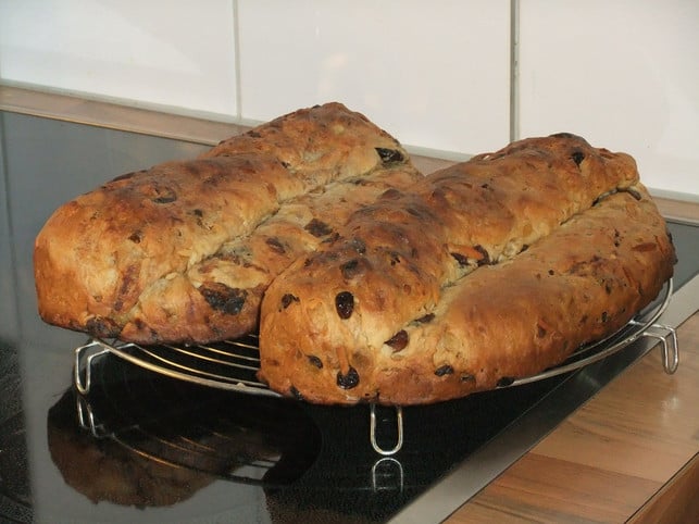 der-stollen-wird-nach-dem-backen-sofort-mit-butter-cc0-pixabay-hannekev-181014_download Der Stollen wird nach dem Backen sofort mit Butter und Zucker bedeckt.