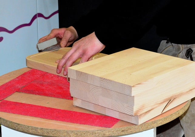 zu-vorbereitung-solltest-du-das-holz-anschleifen-cc0-pixabay-detmold-180711_download Bevor du Holz ölst, sollst du der die Materialen vorbereiten.