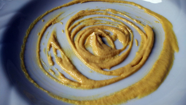 senfmehl-wird-mit-weiteren-zutaten-zu-senf-verarbe-maren-martini-utopia-200309_download Senfmehl wird mit weiteren Zutaten zu Senf verarbeitet.