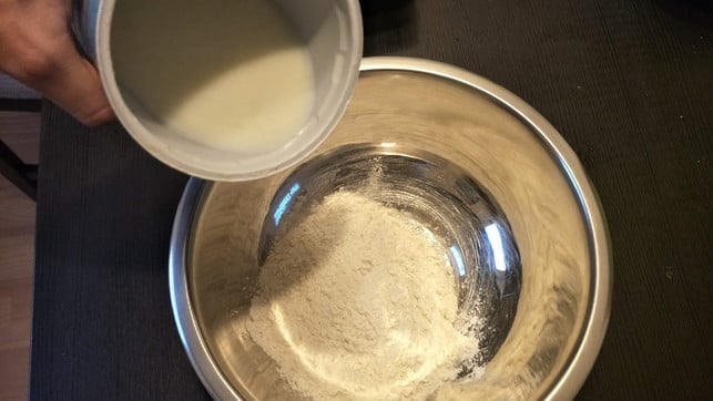 fuer-buttermilch-pancakes-kannst-du-sowohl-weizen-sven-christian-schulz-utopia-181109_download Für Buttermilch-Pancakes kannst du sowohl Weiß- als auch Vollkornmehl verwenden.