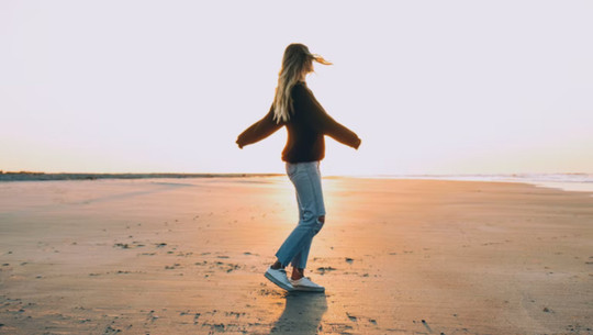 fastenzeit-alternative-fastenideen-frau-strand-unsplash-cody-black-220224-1280x720 Die Fastenzeit muss nicht stressig sein - 12 schöne alternative Fastenideen.