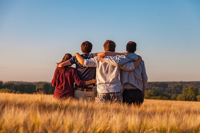 Time-time-with-fan-it-Gut-Fuers-Gemuet-CC0-Pixabay-Dimhou-231024_Download Time together with friends is good for mind - and against autumn depression.