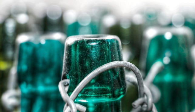 kommerziell-abgefuelltes-wasser-in-glasflaschen-mus-cc0-pixabay-noname_13-240222_download Kommerziell abgefülltes Wasser in Glasflaschen musst du nicht haltbar machen und es lässt sich gut lagern.