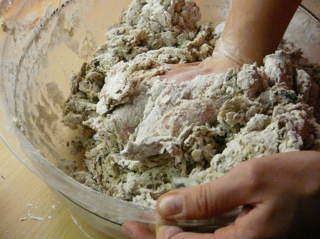brot-backen-kann-koerperlich-anstrengend-sein-aber-cc0-pixabay-hans-180609_download Brot backen kann körperlich anstrengend sein, aber macht großen Spaß.