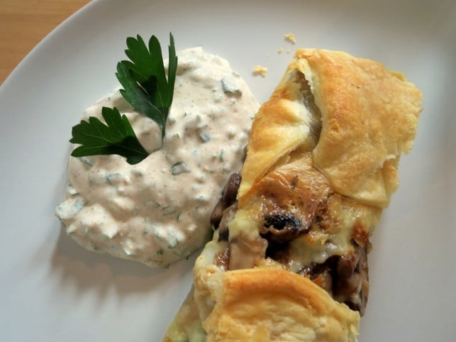 zum-gemuesestrudel-mit-spitzkohl-und-pilzen-passt-e-utopia-leonie-barghorn-200609_download Zu Gemüsestrudel mit Spitzkohl und Pilzen passt ein erfrischender Joghurt-Dip.