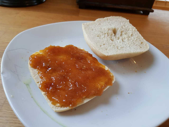 You can use tangerine jam as a bread spread.