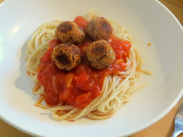 mediterran-gewuerzte-vegane-hackbaellchen-passen-gut-utopia-leonie-barghorn-201101_download Mediterran gewürzte vegane Hackbällchen passen gut zu Spaghetti mit Tomatensoße.