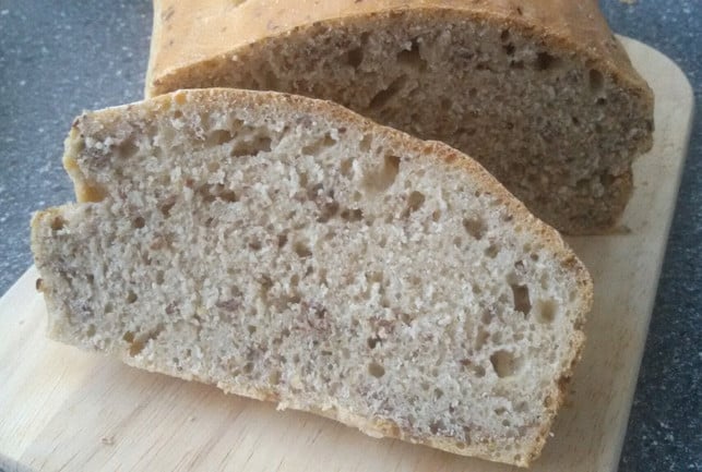 das-frische-sauerteigbrot-mit-geschroteten-leinsam-melanie-von-daake-utopia-170829_download Ein frisches Sauerteigbrot mit geschroteten Leinsamen – außen knusprig, innen saftig.