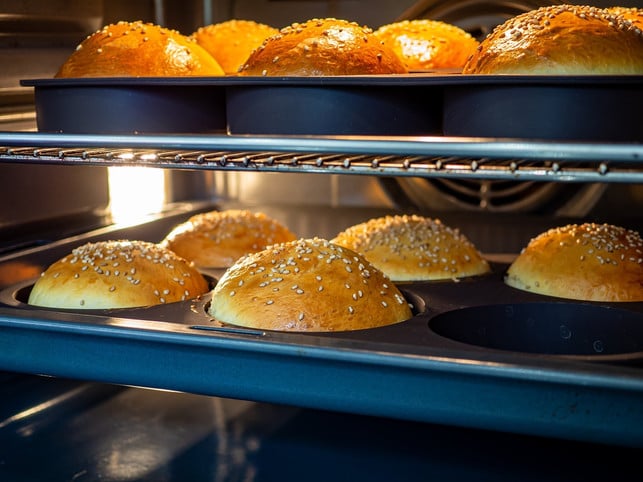 optional-kannst-du-die-veganen-milchbroetchen-auch-cc0-pixabay-ka_re-200402_download Optional kannst du die veganen Milchbrötchen auch noch mit Sesam bestreuen.