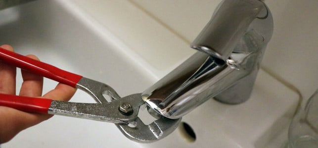 oft-reicht-es-nur-den-perlator-zu-entkalken-utopia-kathrin-inerle-170922_download Um den Wasserhahn zu entkalken, reicht es oft nur den Perlator zu reinigen.