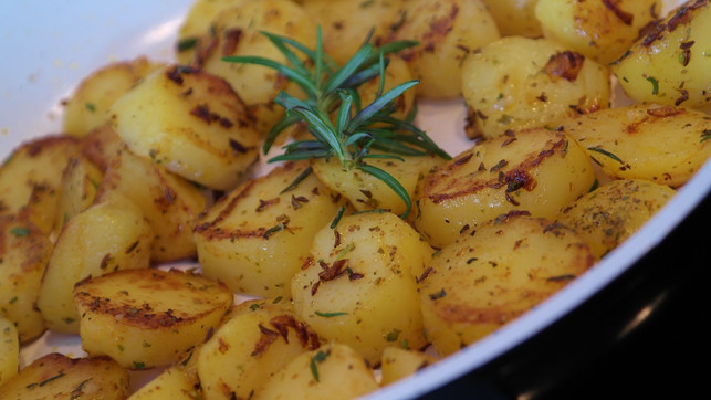 bratkartoffeln-sind-eine-typische-und-schnelle-bei-cc0-pixabay-ritae-190426_download Lecker und klimafreundlich: Kartoffeln!