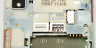Fairphone 2: SIM-Karten, Speicherkarten-Schacht Das Fairphone 2 kann zwei Micro-SIM-Karten (1,2) und eine Micro-SD-Speicherkarte aufnehmen