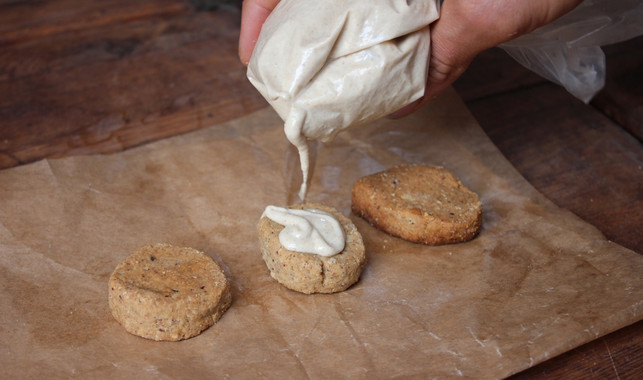 den-selber-gemachten-spritzbeutel-kannst-du-wie-ei-pascal-thiele-utopiade-200305_download Den selber gemachten Spritzbeutel kannst du wie eine herkömmliche Spritztüte verwenden.