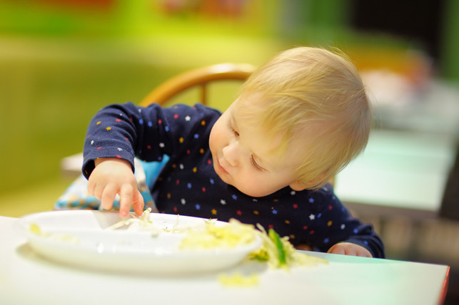 Toddler boy playing with food Eigene Erfahrungen mit Fingerfood machen –  das macht Baby Led Weaning aus.