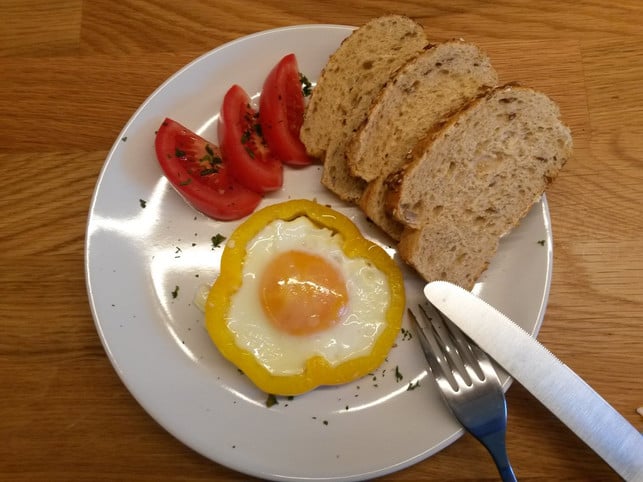 spiegeleiblume-in-einem-paprikaring-utopiaiv-180717_download Spiegeleiblume in einem Paprikaring