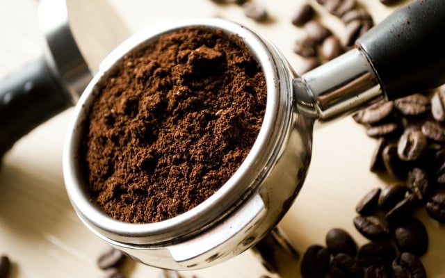 Kaffee färbt Ostereier braun Kaffee färbt Ostereier braun