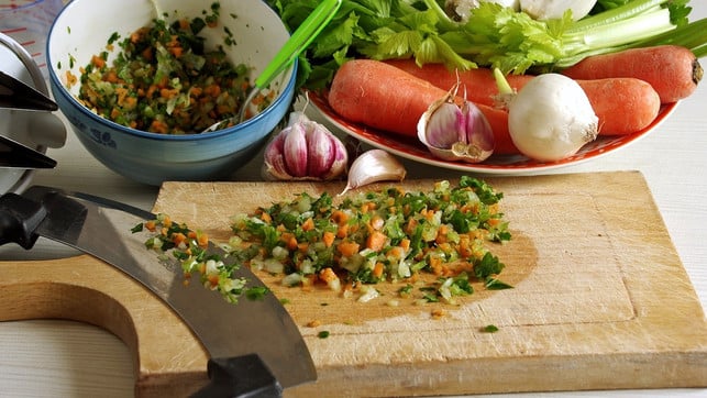 mit-einem-wiegemesser-kannst-du-das-gemuese-besonde-cc0-pixabay-valtercirillo-240719 Mit einem Wiegemesser kannst du das Gemüse besonders kleinschneiden.