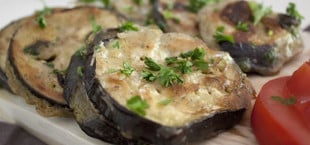 Gebratene Aubergine mit Kräutern.